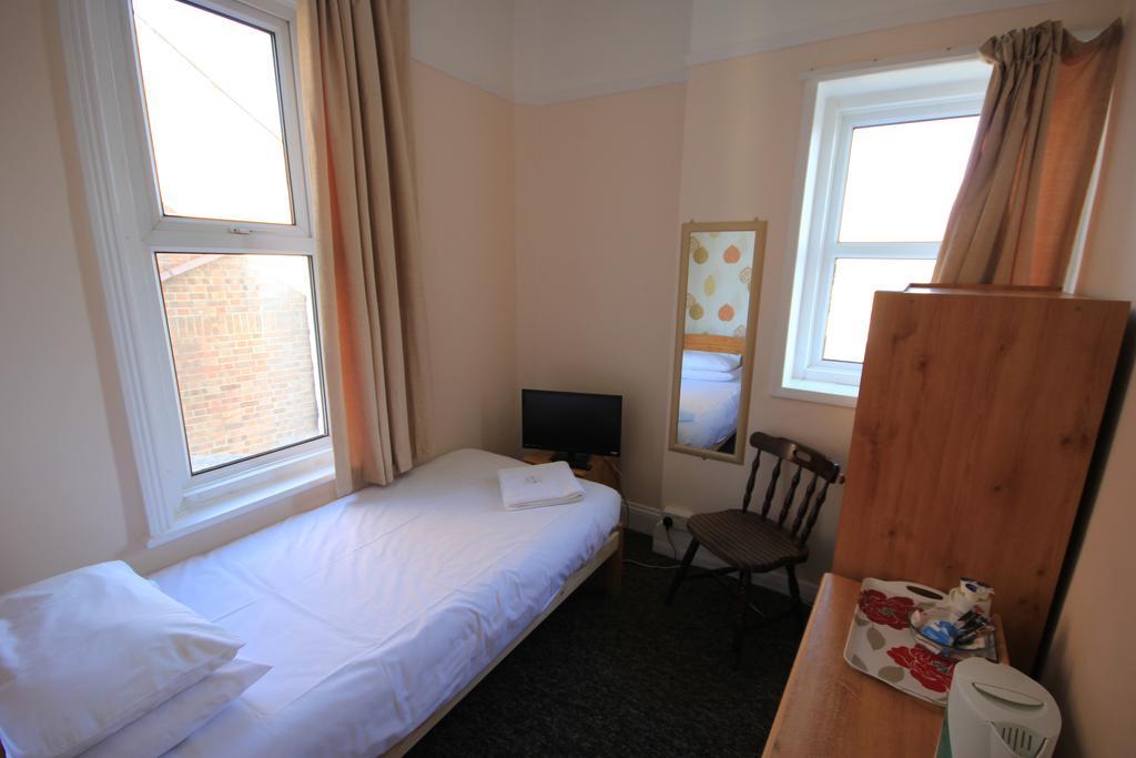 Dolphins Hotel Bournemouth Bagian luar foto